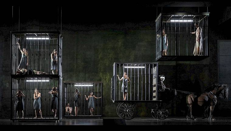 Manon Lescaut 2627. Foto: Monika Rittershaus