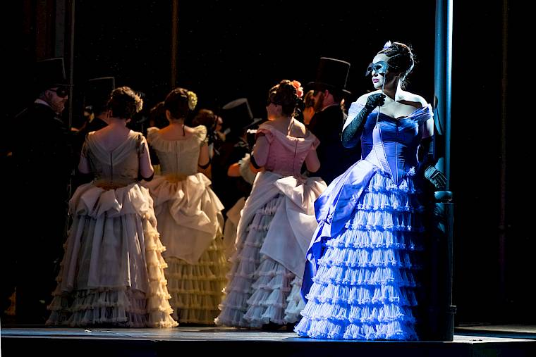 Un ballo in maschera, Giuseppe Verdi, Adele Thomas WA 2025/26. Foto: T+T Fotografie / Toni Suter + Tanja Dorendorf